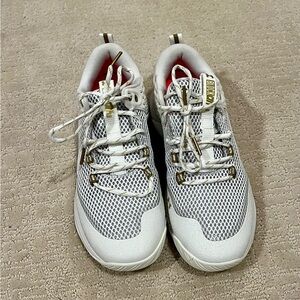 Under Armour Block City 3.0 Women’s Sneakers in White and Gold Size 8.5